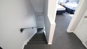 2 habitaciones, escritorio y tabla de planchar con plancha 