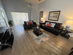 TV, Netflix, Hulu, streaming services - Just Keep Swimming - NEW Pool Home (Davenport)