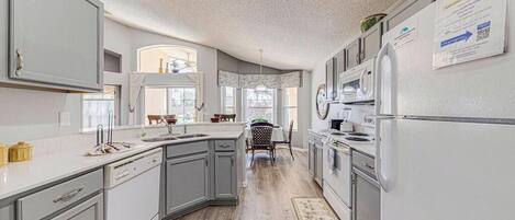 Geladeira, micro-ondas, fogão, cooktop