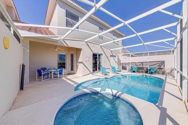 Piscine chauffée, chaises longues