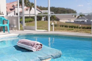 Piscine chauffée, chaises longues