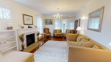 TV connectée, cheminée, lecteur de DVD, livres