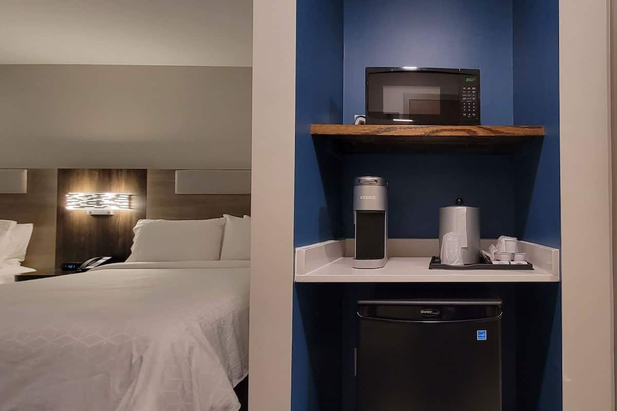 Caja fuerte, sistema de insonorización, wifi gratis y ropa de cama