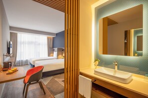 Shower, hair dryer, slippers, towels - Holiday Inn Express Qingdao Jinshui by IHG (Qingdao)