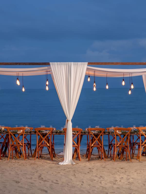 3 restaurants, breakfast served