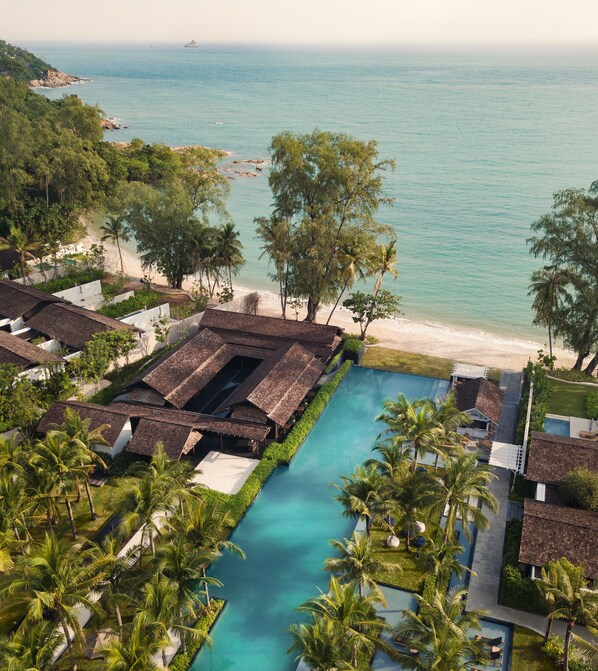 A resort with a swimming pool, beach, and ocean view. - Kimpton Kitalay Samui by IHG (Koh Samui)