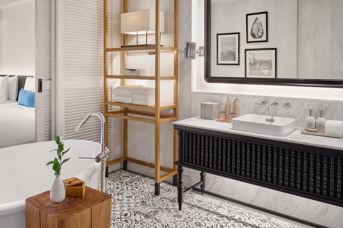 獨立浴缸和淋浴設備、全浸式浴缸、淋浴花灑、免費盥洗用品