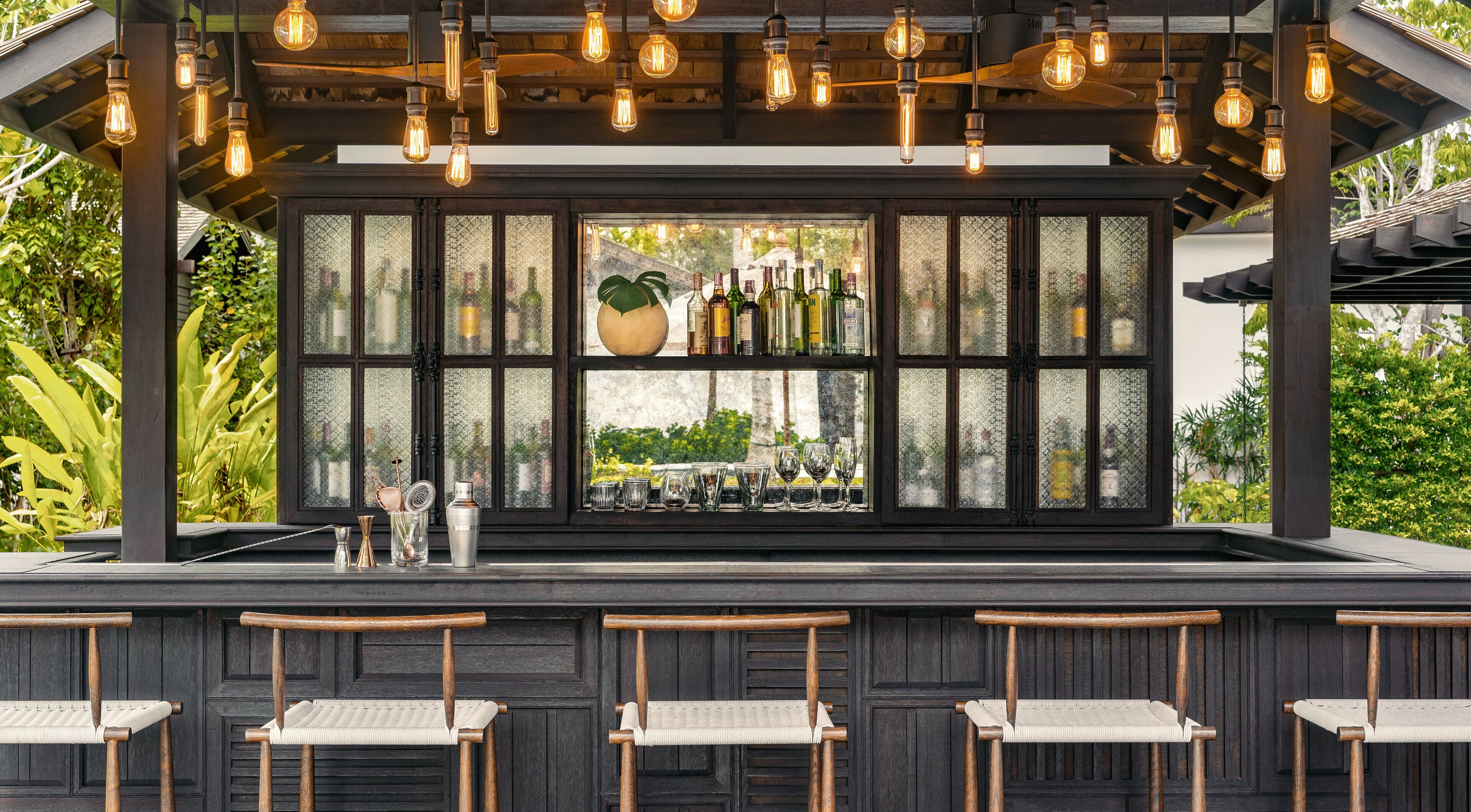 Ocean views, serves breakfast, lunch, and dinner