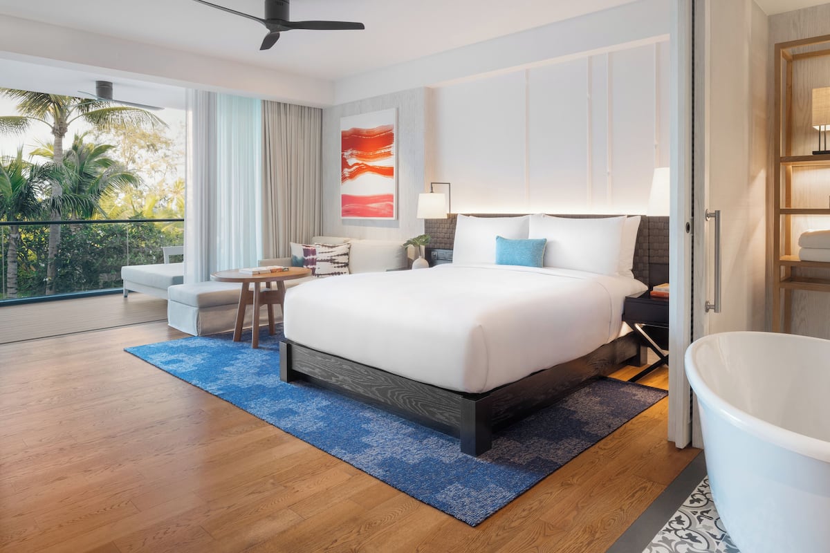 Rom, 1 kingsize-seng, hageutsikt (Essential) | Sengetøy av topp kvalitet, dundyner og memory foam-senger