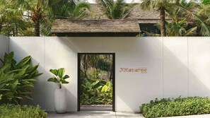 A modern building entrance with a sign reading "Kratavare Spa & Wellness". - Kimpton Kitalay Samui by IHG (Koh Samui)