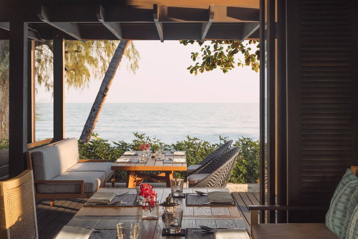 3 restaurants, breakfast served