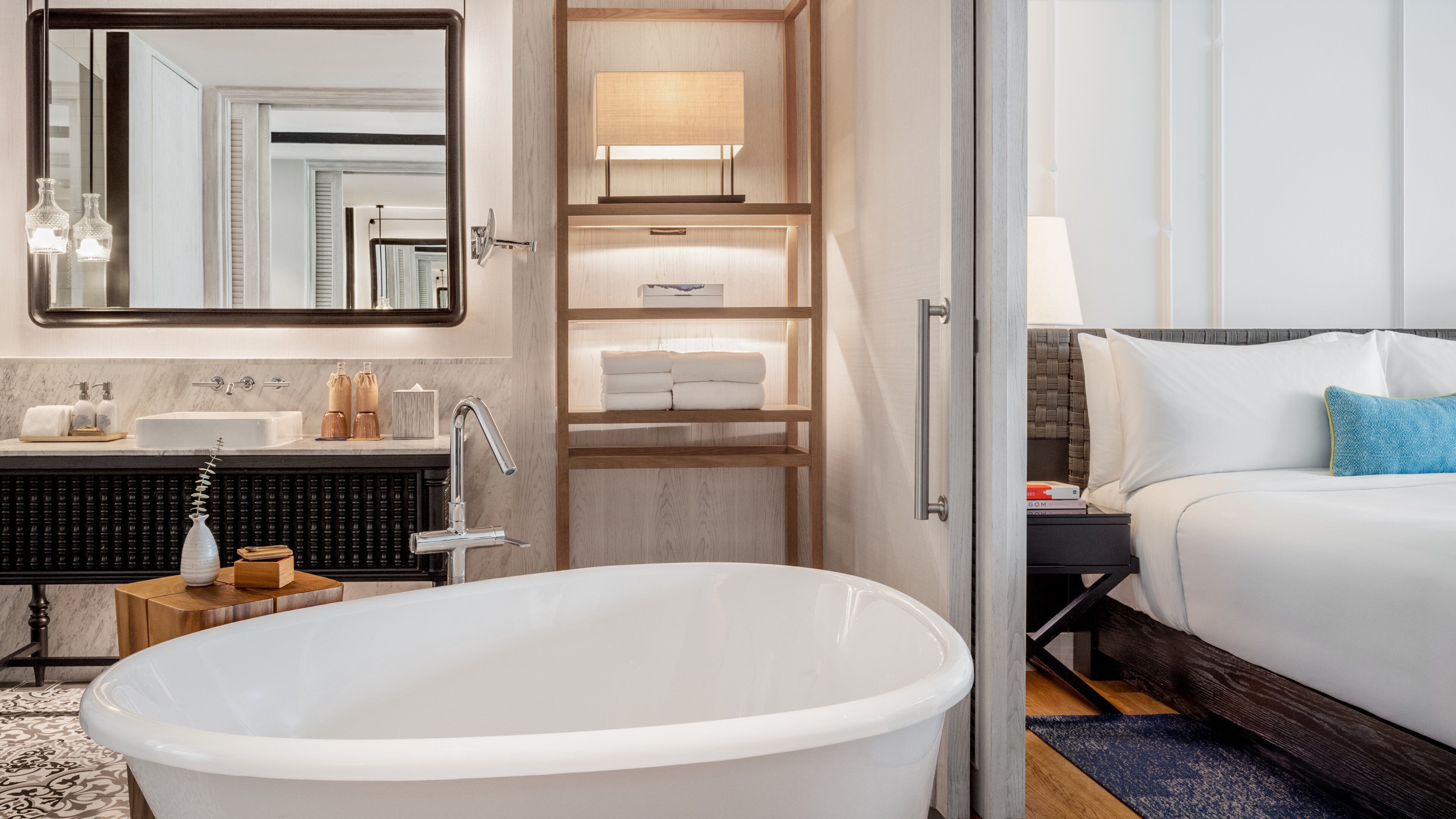 Baignoire et douche séparées, baignoire relaxante profonde