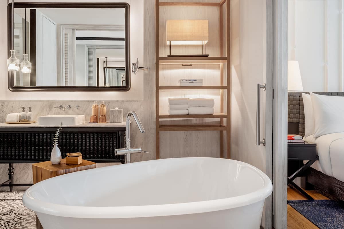 獨立浴缸和淋浴設備、全浸式浴缸、淋浴花灑、免費盥洗用品