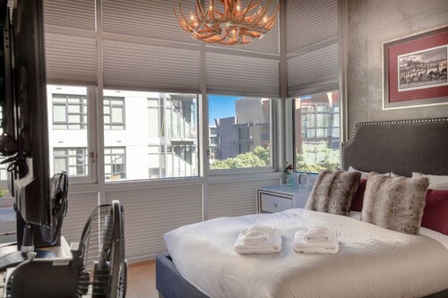 Modern Loft, Clean, Quiet, WiFi, Cable, Parking