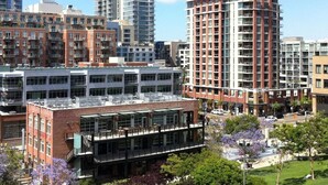 Un immeuble urbain moderne, doté de plusieurs étages, de grandes fenêtres et d’un toit plat.