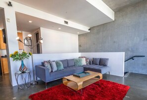 TV, fireplace - Modern Loft, Clean, Quiet, WiFi, Cable, Parking (San Diego)