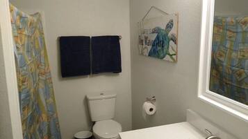 Combined shower/tub, towels