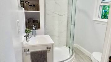 Ducha, secador de pelo y toallas