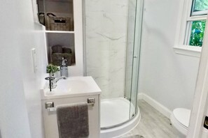 Shower, hair dryer, towels - Beautifully decorated1BR Apartment - Full Kitchen, Private Backyard & Fire Pit! (Islip Terrace)