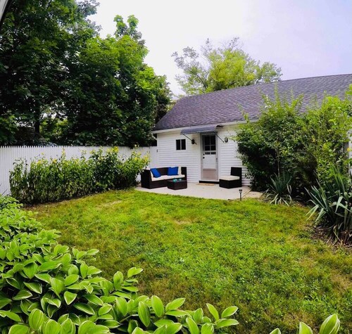 Beautifully decorated1BR Apartment - Full Kitchen, Private Backyard & Fire Pit!