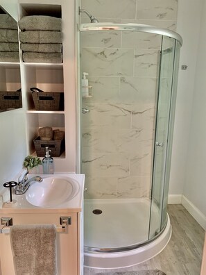 Douche, sèche-cheveux, serviettes fournies