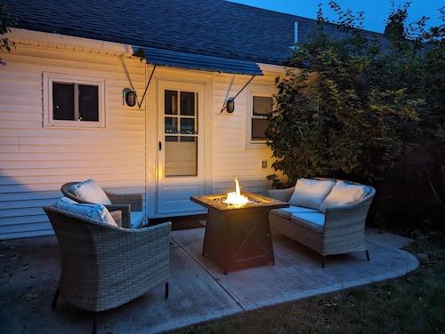 Beautifully decorated1BR Apartment - Full Kitchen, Private Backyard & Fire Pit!