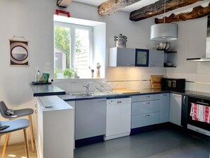 Køleskab, mikrobølgeovn, ovn, kogeplade