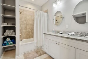 Hair dryer, towels, soap, toilet paper - On the Biloxi River | Private Dock + Boat Launch + Kayaks (Gulfport)