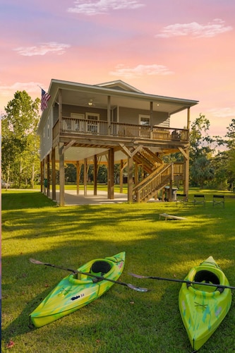 Waterfront|Private Dock & Boat Launch|Sleeps 8|Your Serene Waterfront Escape!