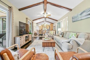 Smart-TV, Kamin, Tischtennisplatte, Arbeitsbereiche