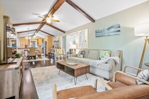 Smart-TV, Kamin, Tischtennisplatte, Arbeitsbereiche