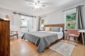 4 quartos, escrivaninha, ferros/tábuas de passar roupa