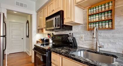 Lincoln St Condo: Quiet Spot Near Night Life!