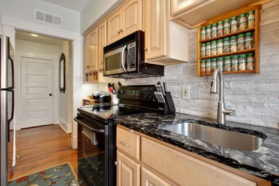 Lincoln St Condo: Quiet Spot Near Night Life!