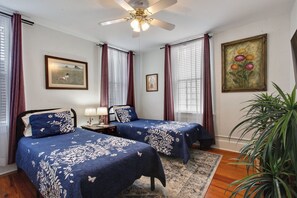 3 bedrooms, iron/ironing board, travel cot, WiFi - Lincoln St Condo: Quiet Spot Near Night Life! (Savannah)