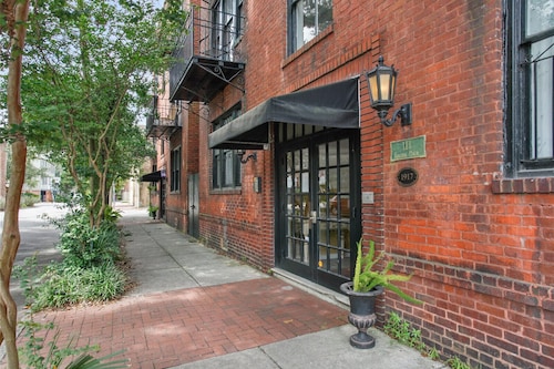Lincoln St Condo: Quiet Spot Near Night Life!