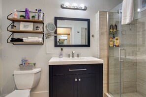 Combined shower/bathtub, hair dryer, towels - Lincoln St Condo: Quiet Spot Near Night Life! (Savannah)