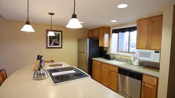 Condo (PB Feb 18th-25th, 1Hop, Lincoln) | Bahagian luar