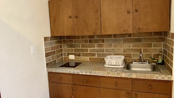 Comfort Studio Suite | Private kitchen | Fridge, microwave, coffee/tea maker, electric kettle