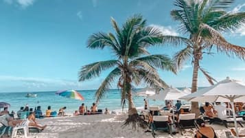 Playa privada en los alrededores y playa de arena blanca