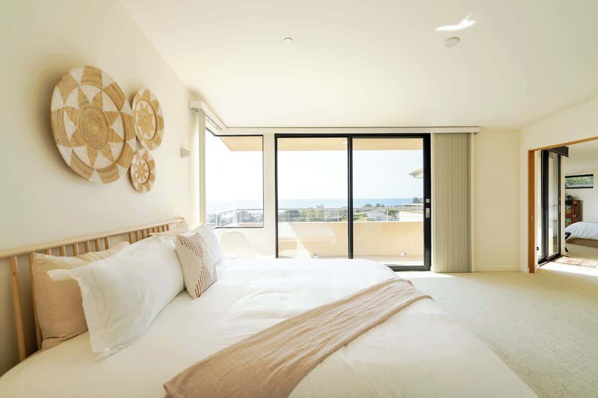 5 bedrooms, desk, iron/ironing board, travel cot