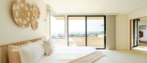 5 bedrooms, desk, iron/ironing board, travel crib