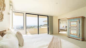 5 habitaciones, escritorio y tabla de planchar con plancha