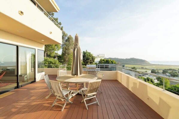 Outdoor dining - Stunning 5BR Terrace Home | Incredible Ocean Views (Del Mar)