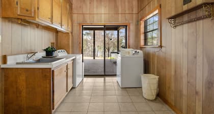Belle La Vie! Spacious Lake house with gorgeous views!
