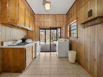 Belle La Vie! Spacious Lake house with gorgeous views!