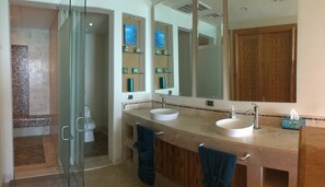 Bathtub, towels, toilet paper - Unsurpassed ocean views - 11th floor Tessoro 1102 (Puerto Peñasco)