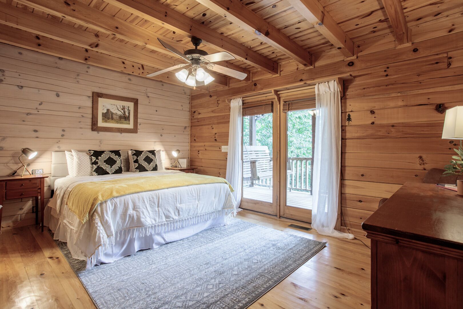 4 habitaciones, escritorio, tabla de planchar con plancha y wifi 