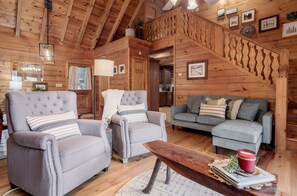 Smart TV, fireplace, books - Wide-Spread Mountain Views, Hot Tub, Firepit, Arcade & So Much More! (Cleveland)