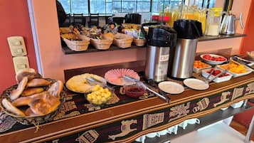 Free daily buffet breakfast